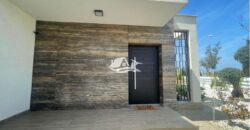 Krásná vila s bazénem kousek od moře