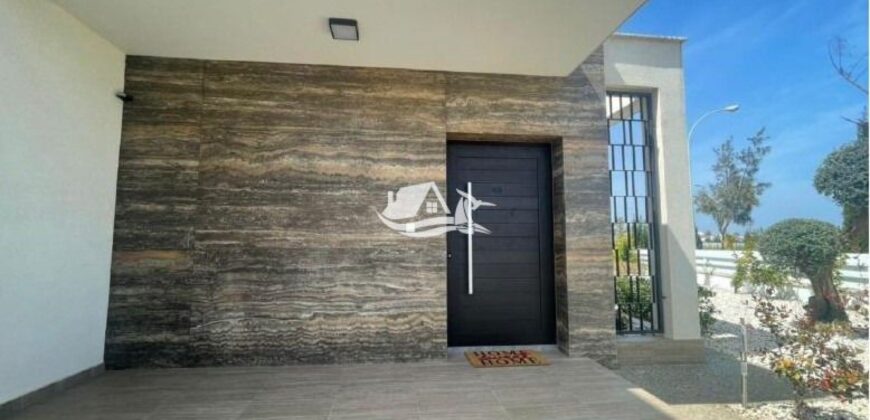 Krásná vila s bazénem kousek od moře